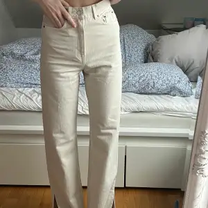 Superfina beiga jeans från zara med slits längst ner. Aldrig använda, köparen står för frakten💗🌸