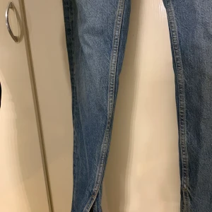 Jeans - Byxor med slits, strlk 34. Nyligen köppta. Använt två gånger. Använder inte längre. Bra skick. 