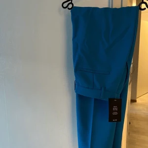 Nya Kostymbyxor i rak passform. - Byxor i storlek 38. Hödmidjade. Raka lösa ben. Byxorna har lappen kvar. Säljer även matchande kavaj/blazer så köper man båda samfraktar jag såklart 