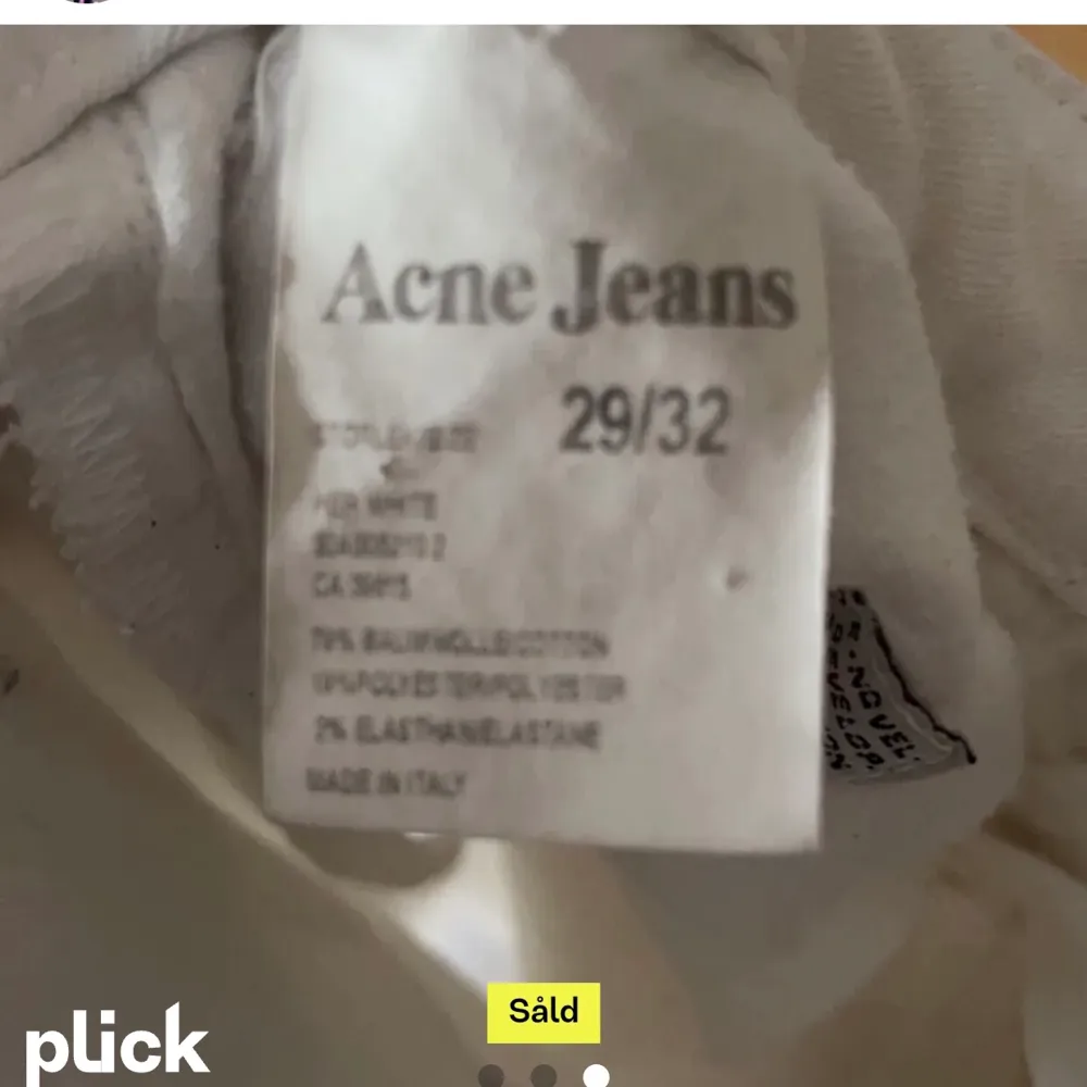 Vita Acne-jeans jag köpte här på plick men de var tyvärr för korta på mig. Om man vill att de ska sitta som på bilden skulle jag uppskatta att de passar någon 159-163. Jättefina.. Jeans & Byxor.