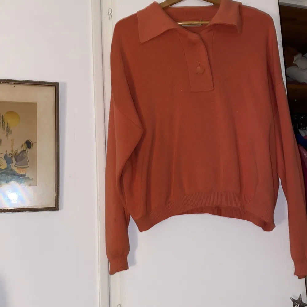 En höstlig tröja från Carin Wester, fin orang/röd färg🧡. Tröjor & Koftor.