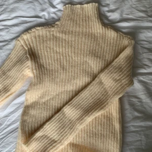 Tröja - Aldrig använd, suuuper stretchig och skön. I priset ingår frakt🤩