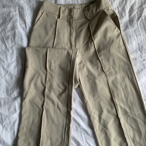 Kostymbyxor - Aldrig använda, lite större i storleken. I priset ingår frakt😭