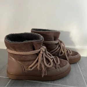 Inuikii skor  - Säljer dessa supersnygga inuikii skor som är köpta på Plick. Bilder är lånade från tjejen jag köpte av. Jag har aldrig använt dom men hon har använt dom💗nypris är 2600 kr. Hör av dig vid frågor eller om du är intresserad!