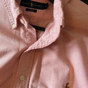 Skjorta Ralph Lauren  - Säljer åt min sambo. Använd sparsamt, men är i nyskick. En slim fit. Säljer exl. frakt.