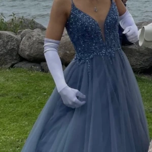 Bal klänning  - Superfin balklänning, ser ut som ny!! Du får med underkjol 