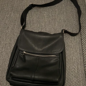 Väska  - Skinn väska från Åhléns (inte äkta skinn) köptes för 800kr och aldrig använd 