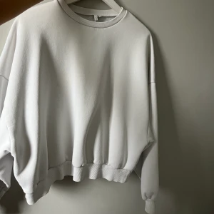 Vit sweatshirt  - Vit sweatshirt från nelly