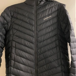 Dunjacka  - Jacka från peak performance i stl XL Använd men är i bra skick.  Retur gäller ej. Köparen står för frakt. ( köper enbart spårbar frakt så att det känns tryggt för mig och köparen!  Om fler bilder önskas är det bara att skriva :) 