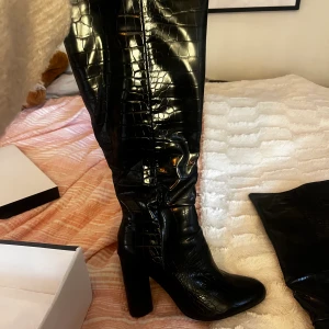 Boots storlek 36 - Knähöga boots/ stövlar i storlek 36 använda endast 1 gång. 