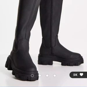 Boots - Hej säljer dessa populära stövlarna. Skorna är helt nya och endast provade 1 gång inomhus. Ligger fortfarande i paketet. Säljer pga jag inte hann lämna tillbaka dom. 