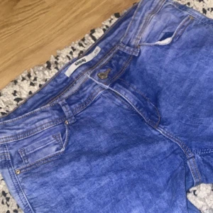 Sinsay Jeans - Mörkblå jeans i bra skick, Lågmidjade 