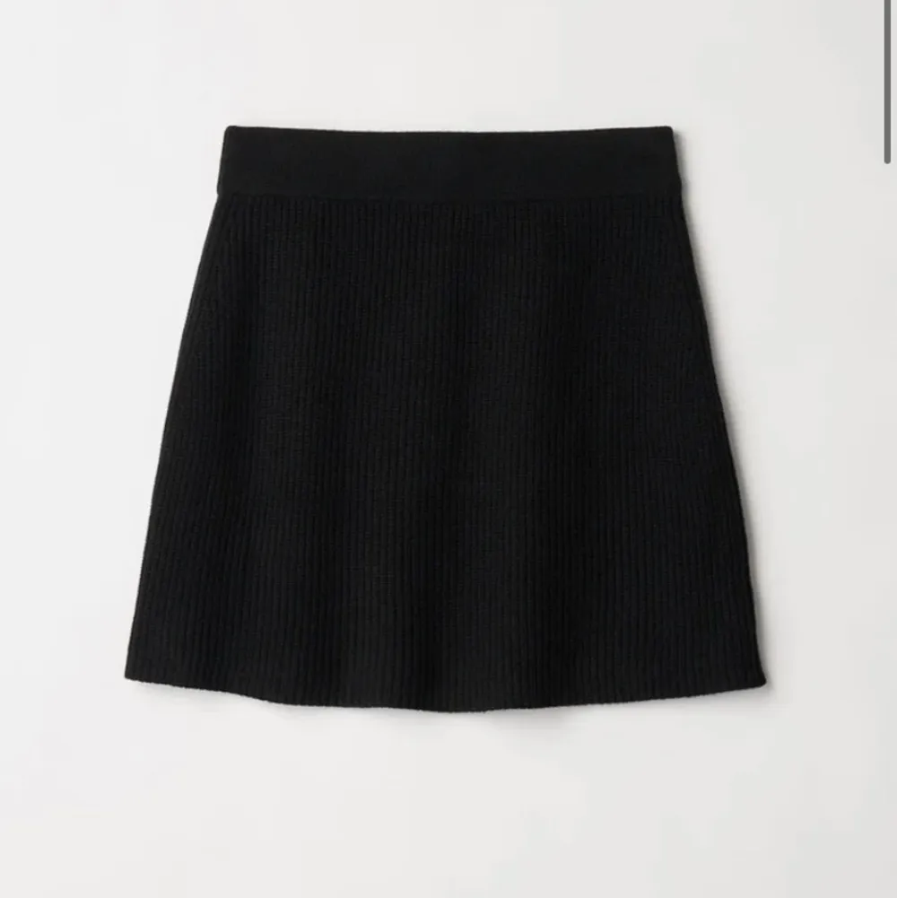 Jättefin kjol i 100% kashmir från soft goat som endast är använd 1 gång! Köptes för ca 1,5 år sedan för 1995kr. Säljer för 850kr❤️ (Den är i strl M men väldigt tight i resåren). Kjolar.