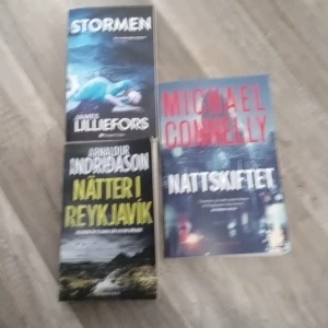Böker - Här är litevolika böker man kan få alla för 100 eller 50för nattskift och 30 för stormen men bara 40 för nätterna i reykjarvik