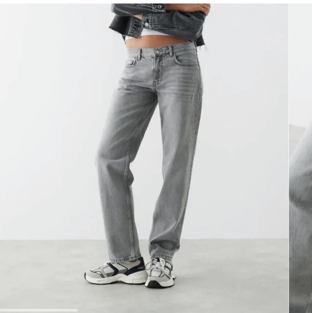 Säljer dessa HELT oanvända low waist jeansen från Gina med prislapp och allt kvar. Säljer pga att ja har dem i annan stl. Köparen står för frakten💖! . Jeans & Byxor.
