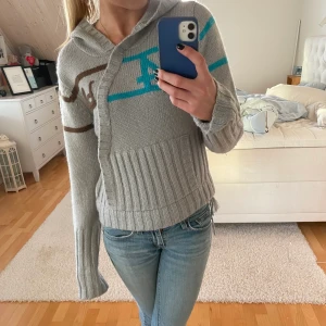 Stickad hoodie - Säljer ascool stickad hoodie. Fick skick, köpt second hand men endast använt 1 gång. Det står att storleken ör 38/40 men jag skulle mer säga att det är en S. Jag är 173💕