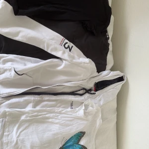 4 tröjor - Två basic svarta tröjor, kofta race marine, basic vit men fjäriltryck  Alla 4 för 200 kr separat 50kr styck