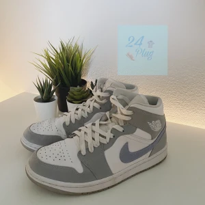 Ait Jordan 1 Mids - Storlek 40,5 dam, men skorna passar båda killar och tjejer🤩 Skick: 8/10 (9/10 om man tvättar dom lite mer)✅ Original lådan medföljer📦 Givetvis 100% äkta💯