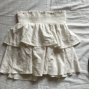 Vit volang kjol  - Säljer min vita volang kjol för den inte kommer till användning,xs 