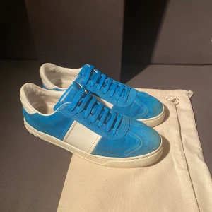 Valentino flycrew  - Tja säljer mina valentinos dom är storlek 42! Tar byten!  Dom är i helt okej skick se bilder! Vid användning ser dom som nyskick! Alla bitar finns givetvis kvar! Bara skorna digitalt kvitto finns