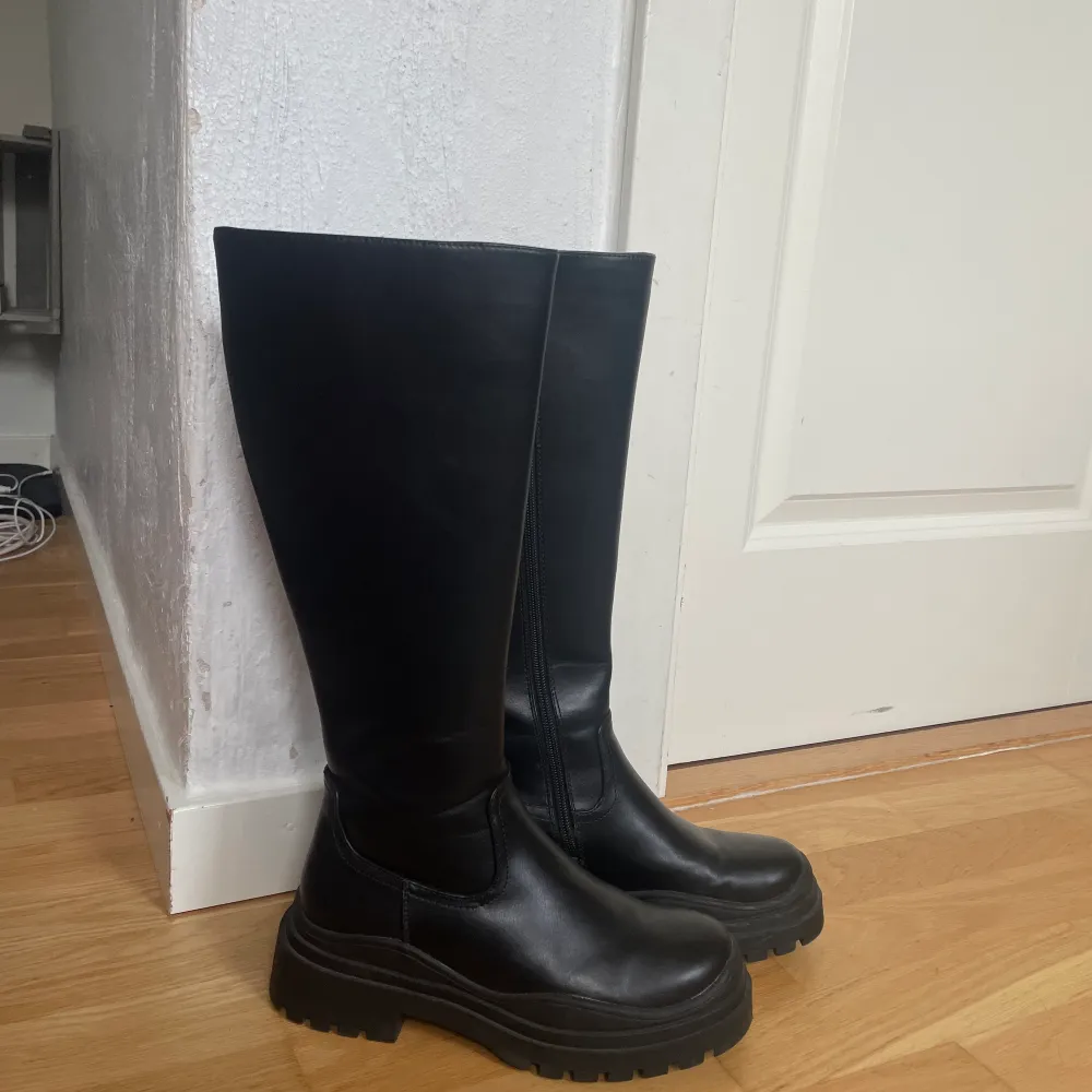 Boots från Veromoda. Nypris 799kr. Använda max 2 gånger och så snygga och sköna. . Skor.