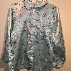 Skitskön hellokitty skjorta  - FRAKT: 50kr = 130kr  Pris kan diskuteras vid snabb affär! -skitskön att ha som pyjamas då den är oversized oxå -passar både xs/s och m