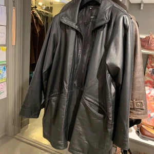 Skinnjacka - Köptes secondhand. Jacka i äkta läder