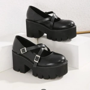 Platform Mary Jane shoes  - Användna några gånger men är i jättefint skick, storlek 36