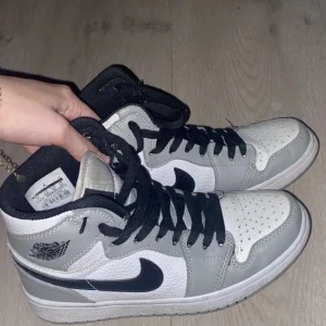 Söker sånna här jordans för 400 och mindre spelar ingen roll färg i storlek 38 - Söker