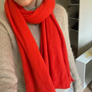 Kashmirhalsduk - Så fin kashmirhalsduk i korallfärg💓