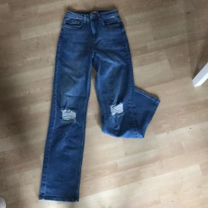 Jeans från Madlady - Sköna jeans från madlady som nya. E:34 L32 Runt midjan är det 62cm Längd 110cm och 42 cm vida vid foten. 