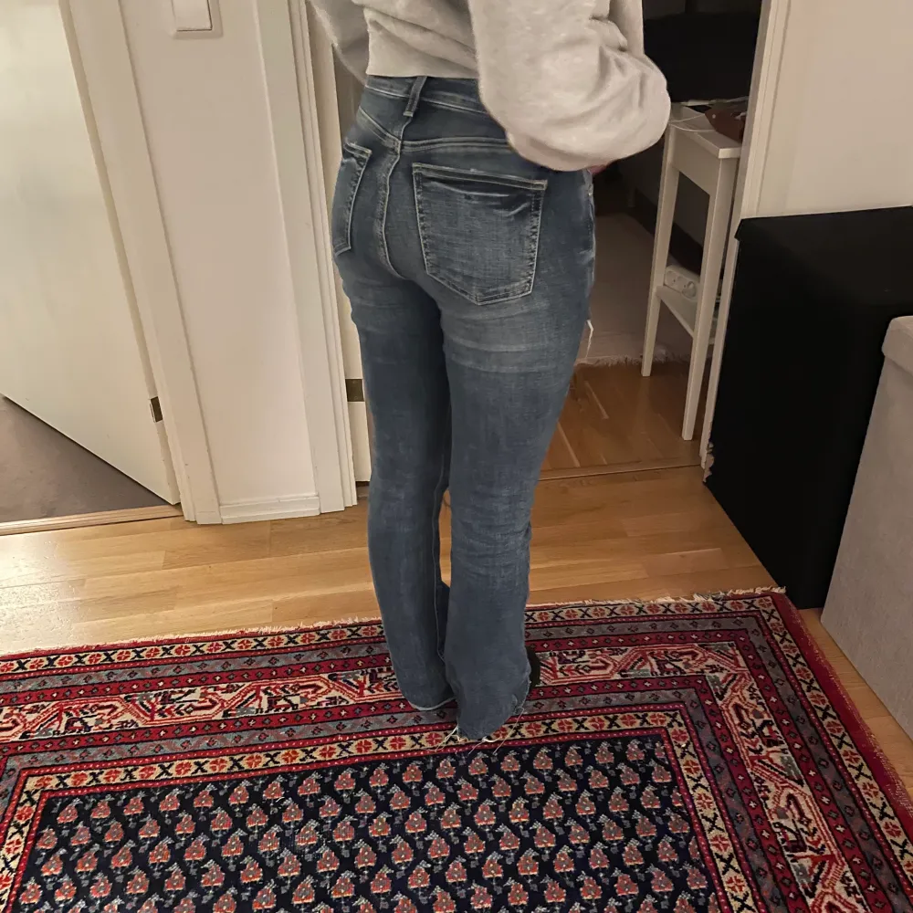 Skit snygga lågmidjade Bootcut jeans med perfekt färg👌🏾 köpte för någon månad sen i USA så vet inte riktigt märket. Jeans & Byxor.