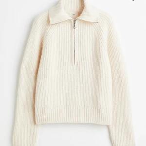 vit tröja - säljer en liknande tröja från hm, i storlek L men den passar Xs-M också. Skriv för egna bilder