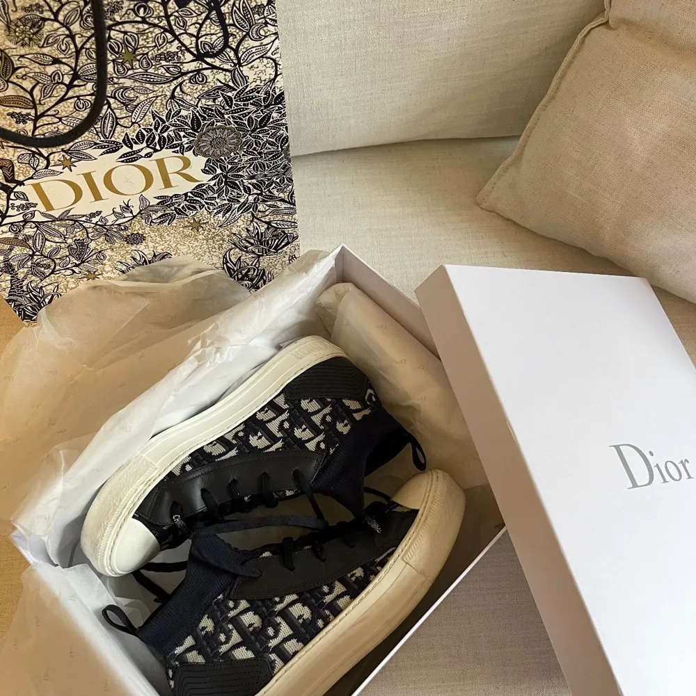 Sneakers från Dior storlek 37,5 (lite stora, jag har egentligen 38), använda endast 2-3 gånger. Kartong och kvitto finns. Nypris ca 11.000kr  . Skor.