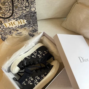 Dior Sneakers - Sneakers från Dior storlek 37,5 (lite stora, jag har egentligen 38), använda endast 2-3 gånger. Kartong och kvitto finns. Nypris ca 11.000kr  
