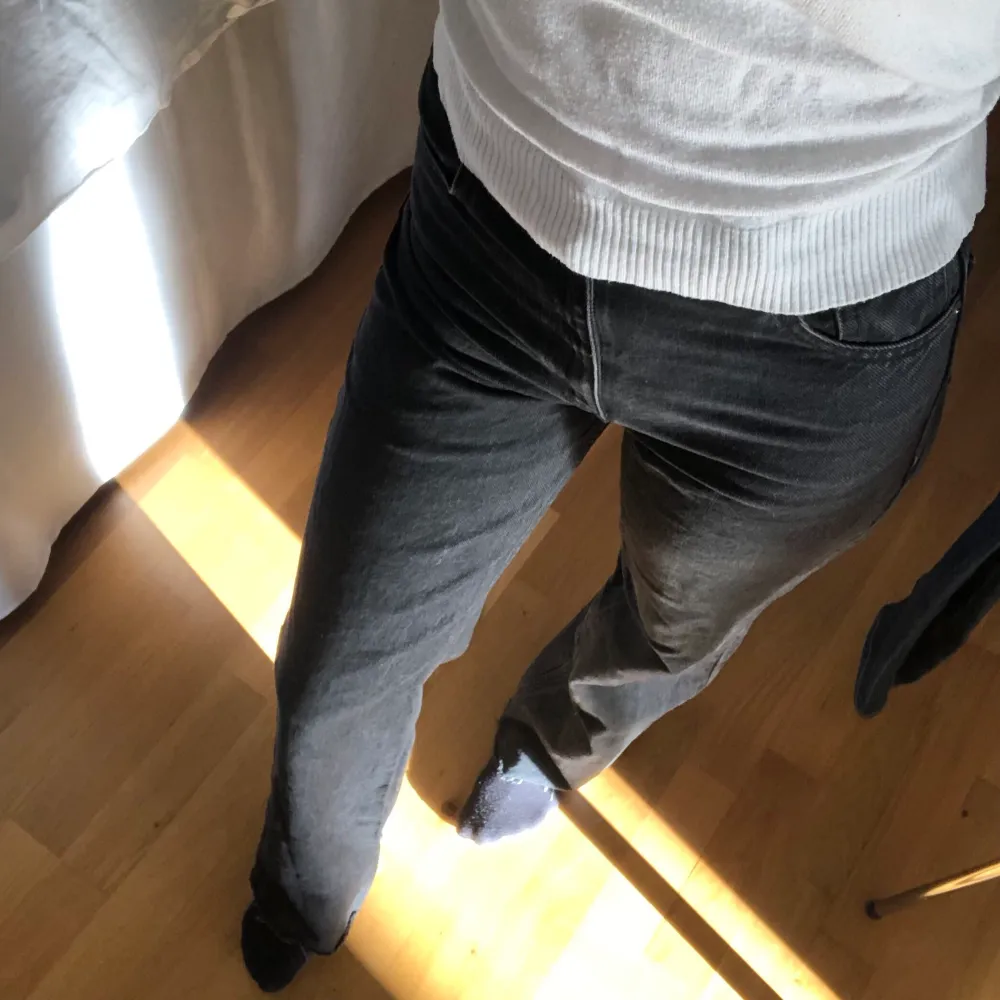 Svarta jeans från Zara. Har klippt de så att de passar mig som är ca 170, innerbenslängden är 82cm. Bra skick, skriv för fler bilder💕. Jeans & Byxor.