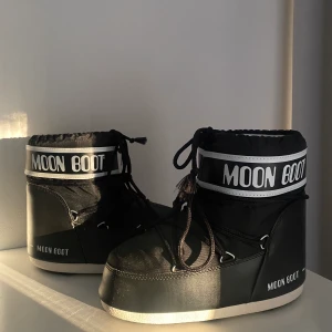 Moonboots - Jag säljer mina svarta moonboots som jag endast har använt 1 gång så därför vill jag ej sälja dom för under 1000kr. Det är i superbra skick eftersom de endast är använda en gång. Storleken är 38-40 men skulle säga att de flesta kan ha dem.