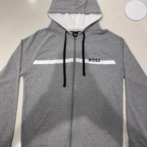 Hugo boss kofta  - Jag säljer min äkta Hugo boss kofta i storleken S. Den är använd en till två gånger bara. 