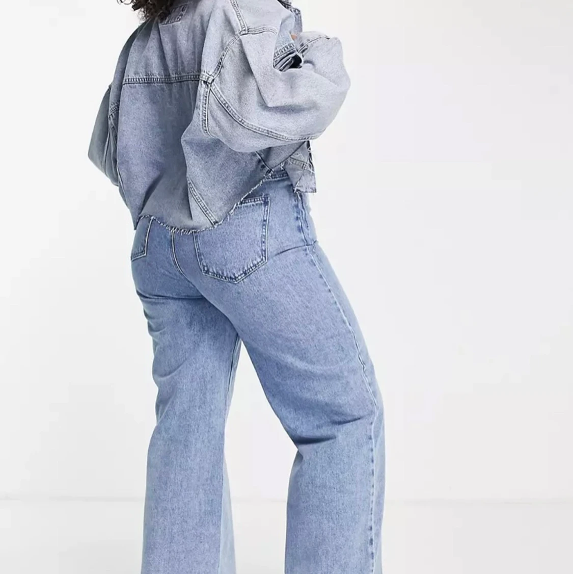 Oanvända ljusblåa jeans med vida ben och hög midja - 90