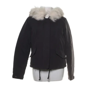 ONLY Vinterjacka, Strl:S - Jackan är i nyskick. Helt ny.  Märke: ONLY Typ: Vinterjacka Storlek: S Färg: Svart Material: Yttertyg - Polyester 100% Foder - Polyester 100% Vaddering - Polyester 100%