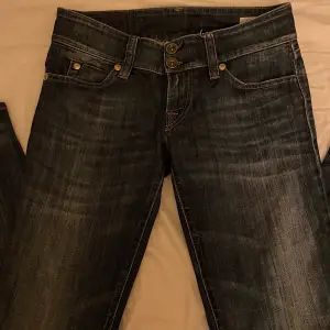 Väldigt fina lågmidjade jeans i mörkblå denim, bootcut och vintage märke. Tyvärr passar de inte mig pga lite för långa. Pris kan diskuteras!!❤️