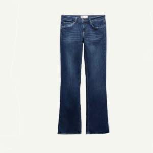Superfina lågmidjade Zara jeans Säljer då de är för stora för mig.  Skriv om ni är intresserade 💕
