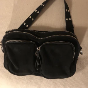 Väska - Säljer en noella liknande väska! Den är köpt för ungefär 1 år sedan från Gina tricot. Den är i nyskick och knappt använd.❤️Köparen står för frakten. Priset kan diskuterars
