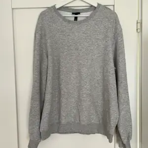 En grå sweatshirt från H&M i storlek L. Använd men i fint skick. Köpt för 149kr. 