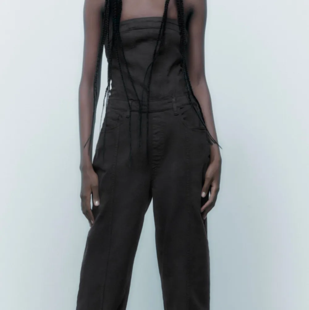 Säljer denna populära jumpsuit från zara, aldrig använd, dock så har jag klippt av benen typ 5 cm men dom är fortfarande för långa för mig som är 1.60 cm lång, storlek xs, frakt ingår i priset . Övrigt.