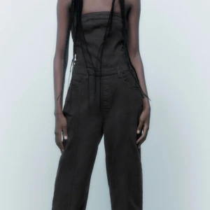 Jumpsuit - Säljer denna populära jumpsuit från zara, aldrig använd, dock så har jag klippt av benen typ 5 cm men dom är fortfarande för långa för mig som är 1.60 cm lång, storlek xs, frakt ingår i priset 
