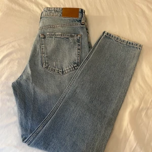 PREMIUM DENIM ginatricot, Strl 38 - Dessa byxor är helt oanvända. Jag tycker de är jättefina men problemet är bara att de sitter för löst vid midjan på mig. Jag är 1,57 cm lång och dessa byxor är ända ner till fotvristen. Sitter jättefint på men som sagt, sitter lite löst runt midjan på mig