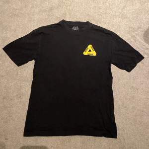 Palace t-shirt i gul och svart