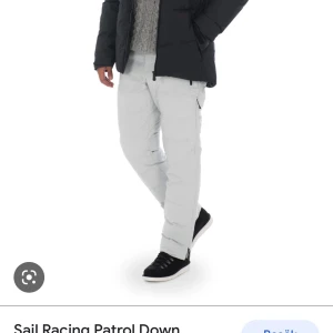 Sail racing jacka  - Storlek m, köpt på team Sportia för 1 år sen, 1 hål som är lagat annars är den i mycke bra skick 