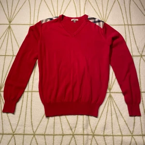 Vintage Burberry Kofta - Vintage Butberry Kofta som är i ganska bra skick men är lite urtvättad i kanterna. Kan skicka fler bilder om det önskas. Storleken är S i herr och passar L i Dam